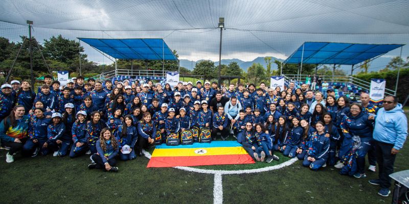 Gobernador Jorge Rey entrega la bandera de Cundinamarca a los deportistas que jugarán la fase regional nacional de los Juegos Intercolegiados 2025