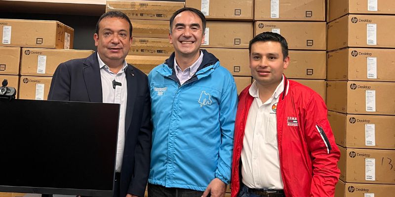 Gobernador Jorge Rey entrega equipos a 15 municipios para modernizar los Centros Interactivos Digitales

