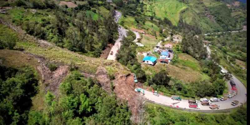 Gobernador Jorge Rey advierte que la montaña en Chipaque sigue cediendo y amenaza viviendas



