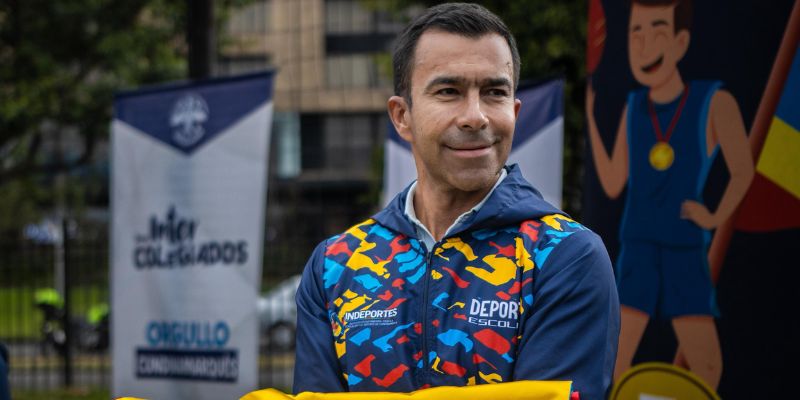 Gobernador Jorge Rey entrega la bandera de Cundinamarca a los deportistas que jugarán la fase regional nacional de los Juegos Intercolegiados 2025
