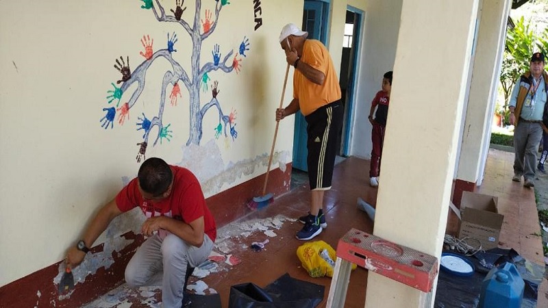 Funcionarios de la Gobernación contribuyen en el embellecimiento de escuelas rurales
