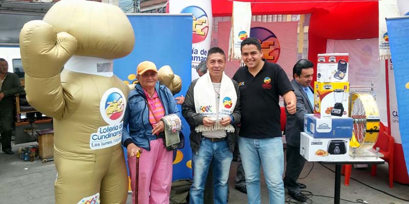 Gerente de la Lotería de Cundinamarca entregó premios a los 100 mejores loteros 

