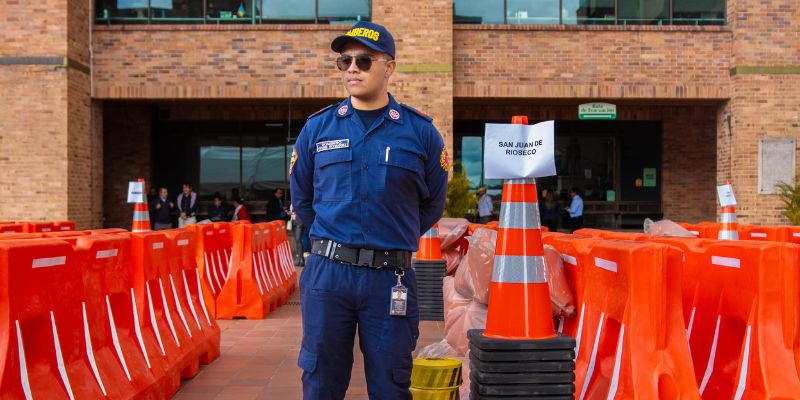 Cundinamarca dota a bomberos con equipos de señalización para atención de siniestros viales