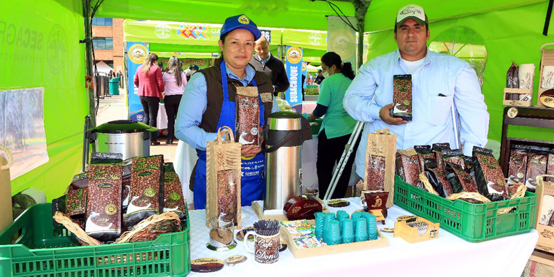 Ciento ochenta campesinos ofrecieron sus productos en la Plaza de la Paz



















