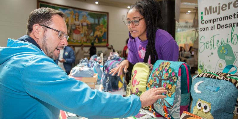 Cundinamarca lanza su primera vitrina de moda sostenible con talento local y materiales reciclados

