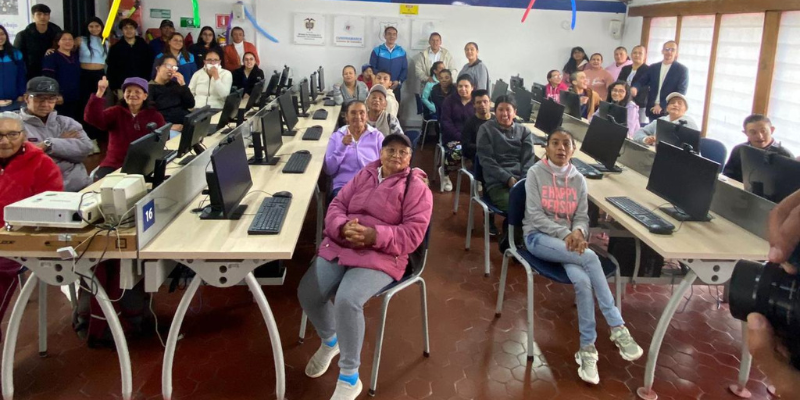 Gobernador Jorge Rey celebra la entrega de 20 Centros Interactivos Digitales en Cundinamarca

