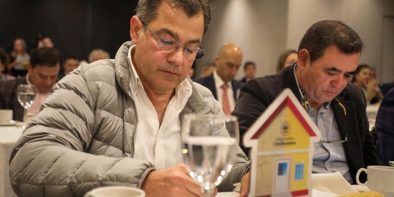 En desayuno con el gobernador Jorge Rey, más de 120 empresarios donan viviendas y aportan recursos para reconstruir Paratebueno y Medina